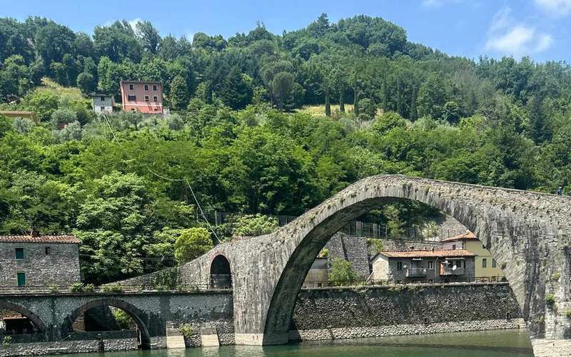 Caiaque na Ponte do Diabo, em Bagni di Lucca