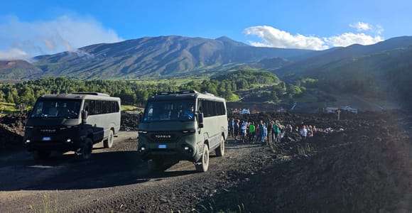 Etna: Tour guidato dei crateri superiori settentrionali in 4x4 con trekking