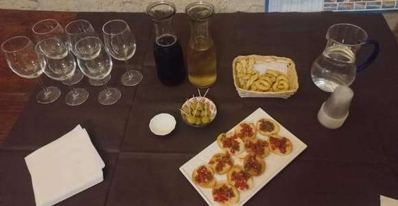 Cata de vinos típicos en Lecce, en un patio del siglo XV