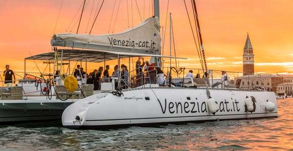 Venecia: Crucero de Jazz en Catamarán al Atardecer con Aperitivo