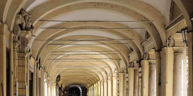 San Carlo tér monumentális árkádjai