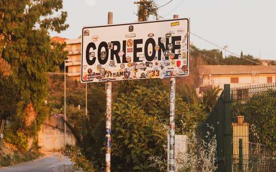Excursão a pé em Corleone: máfia, antimáfia e cascata