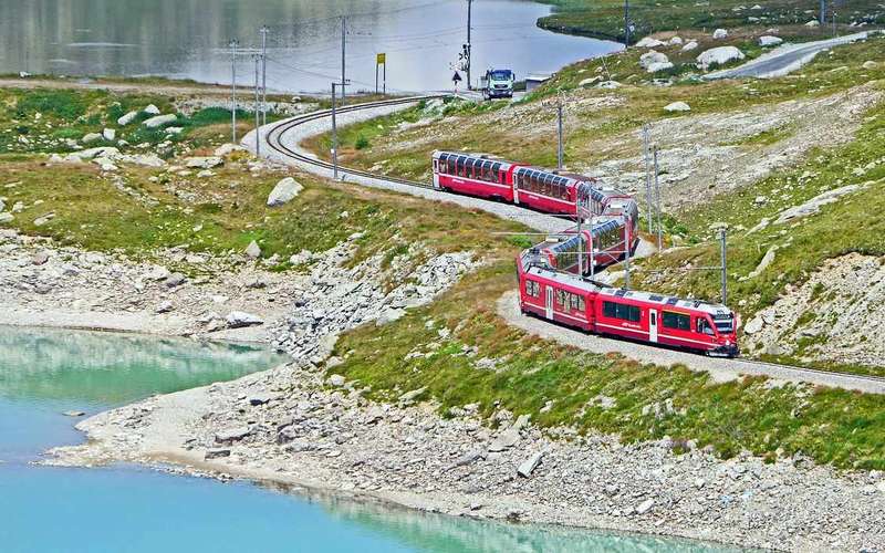 A Comói-tótól St. Moritzig: Bernina Express piros vonatos túra