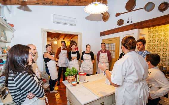 Lucca: Clase de pasta y tiramisú en casa de un lugareño