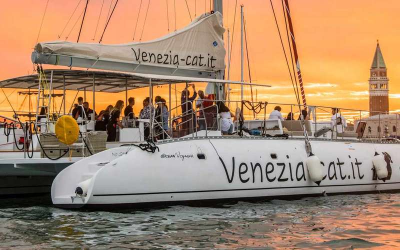 Velence: naplementés jazzhajózás katamaránnal aperitivóval