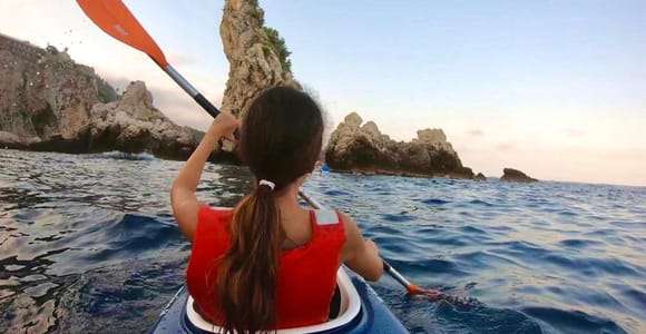 Taormina: tour costiero in kayak all'Isola Bella e alla Grotta Azzurra
