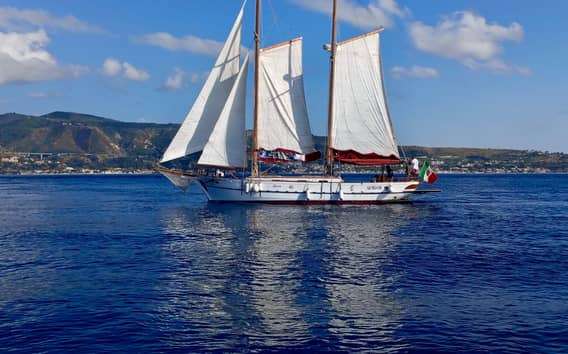 Zeiltocht Costa Viola vanuit Scilla op een houten zeilschip