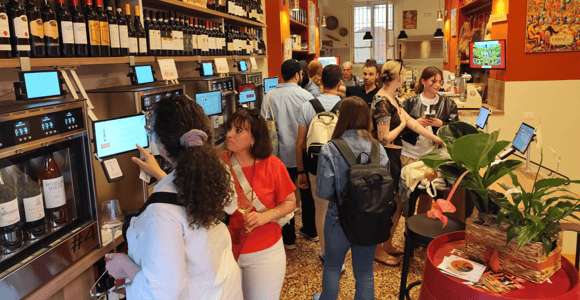 Bologna: Essen und Weinverkostung mit Snacks und interaktivem Spiel