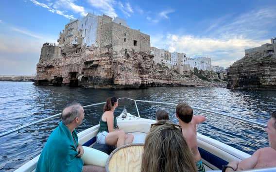 Polignano: Crociera guidata della costa e delle grotte con pausa bagno