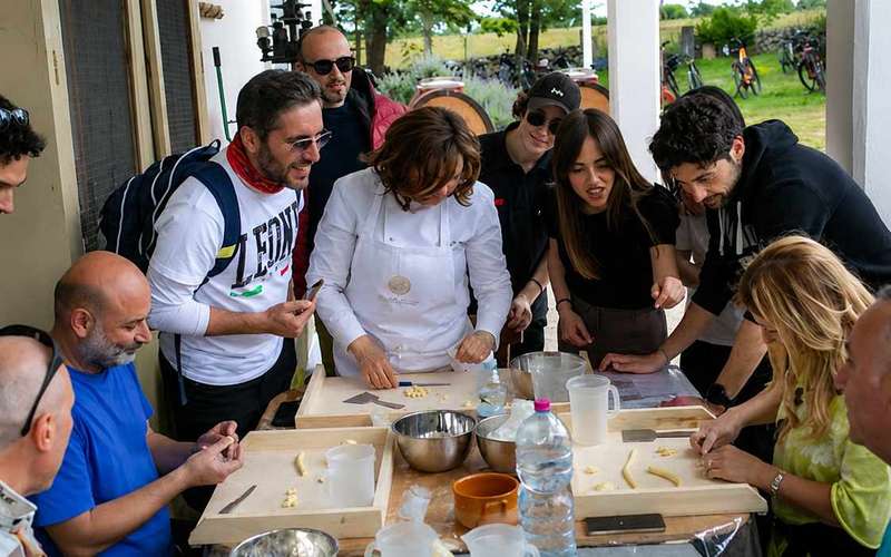 Puglia/Bari: E-bringás túra panzerotto-főzőtanfolyammal