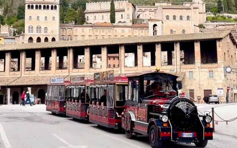 Gubbiói panorámás vonatos túra a középkori központban