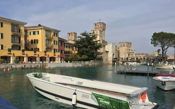 Tour en barco por Sirmione: castillo y Grutas de Catulo