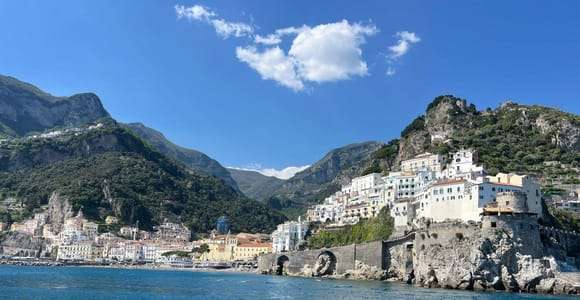 De kust van Amalfi vanaf zee: dagtrip vanuit Napels