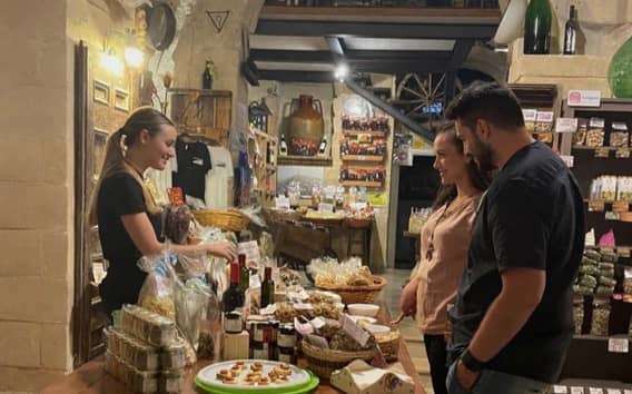 Proeverij in een grot in Matera met wijn en streekproducten