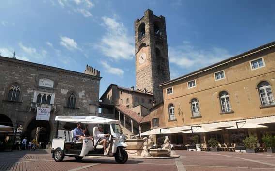 Bergamo Tour of the Upper Town and the Venetian Walls in a comfortable private Tuk Tuk