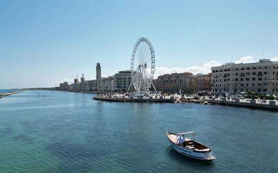 Bootstour in Bari: Küstenfahrt im Holzboot mit Aperitif