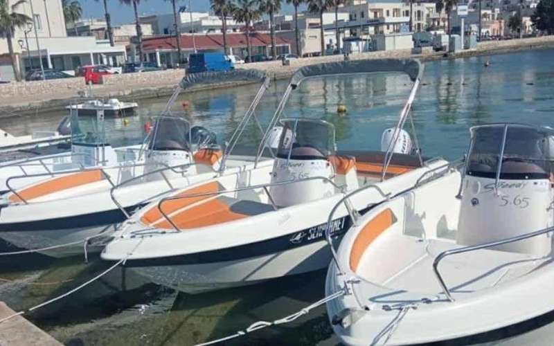 Porto Cesareo-i csónakbérlés jogosítvány nélkül, 7 személyes