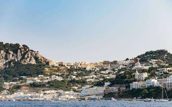 Excursión en barco por Capri con grutas y Faraglioni