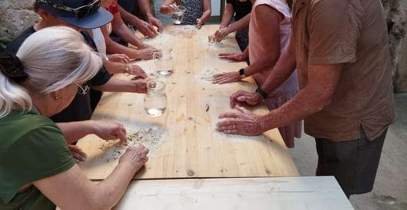 Lecce: Clase de elaboración de pasta en un patio del siglo XIV con vino