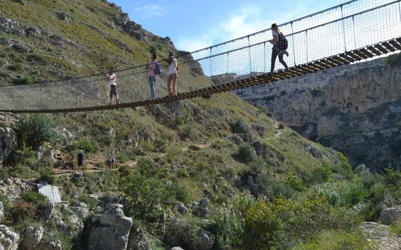 Matera: kirándulás a Sassikhoz, a Murgiába és a tibeti hídhoz