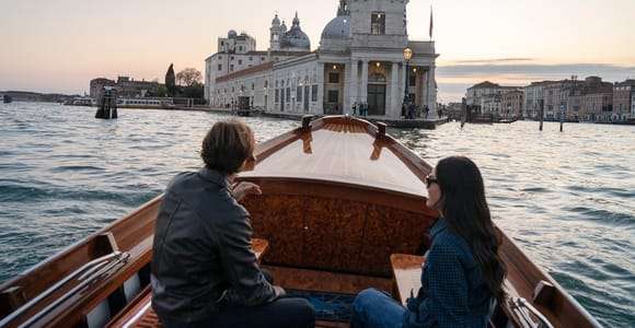 Tour privado y romántico de Venecia en barco histórico