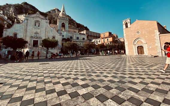 Retourtransfer van Messina naar Taormina met 3 uur vrije tijd