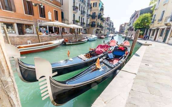 Paseo en góndola compartida en Venecia por canales pequeños