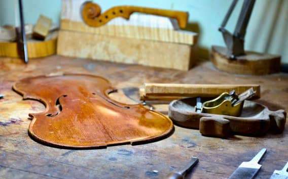 Taller de lutier en Cremona: cómo nace un violín