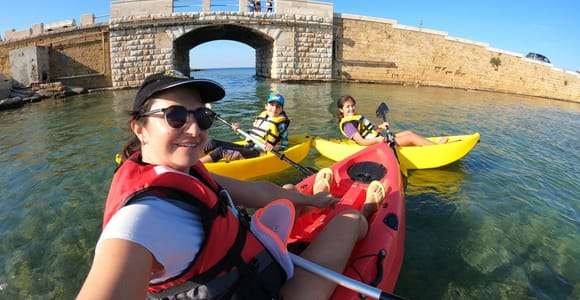 Brindisi: 2 uur zeekajak of SUP-verhuur