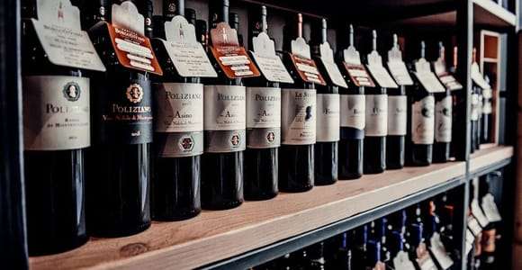 Bergamo Alta: Weinprobe mit Platte in der Weinhandlung im Stadtzentrum