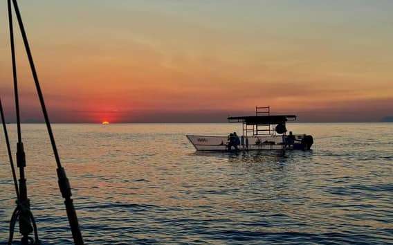 Aperitief bij zonsondergang in Scilla op de Explorer
