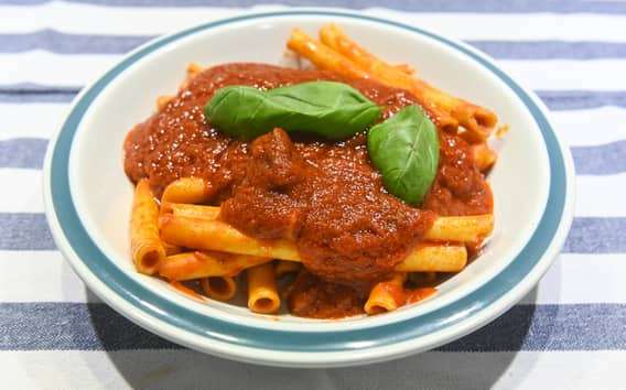 Kookles pasta en tiramisu bij een Cesarina thuis in Messina