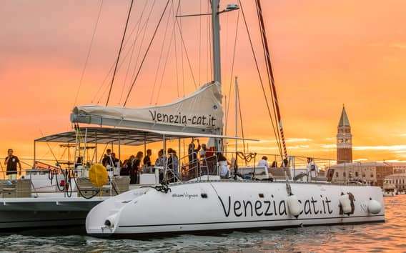 Venecia: Crucero de Jazz en Catamarán al Atardecer con Aperitivo