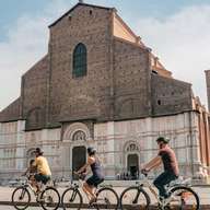 Tour en bicicleta por Bolonia: Archiginnasio, gueto y canales