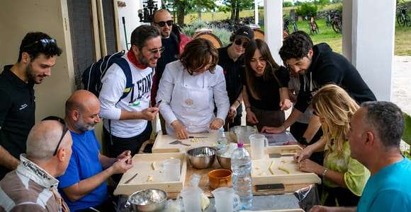Puglia/Bari: Passeio de E-Bike com aula de culinária Panzerotto