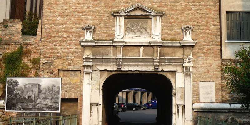 Porta Altinia