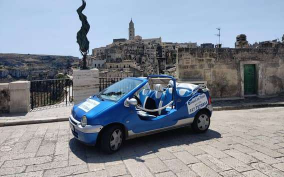Tour door de Sassi in een Twingo-cabriolet met gids