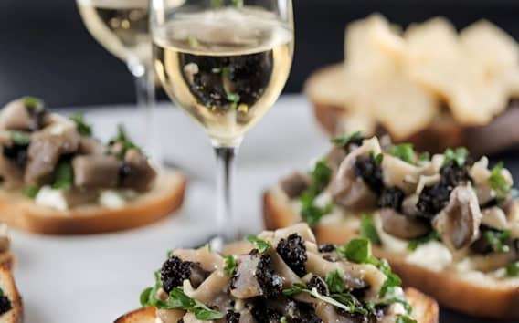 Aperitivo com trufas e champanhe sob as oliveiras de Matera