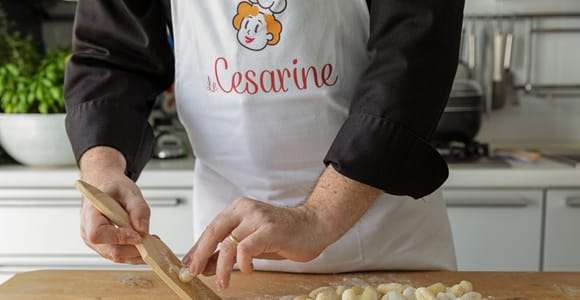 Lecce: Clase de cocina de pasta y tiramisú en casa de un lugareño