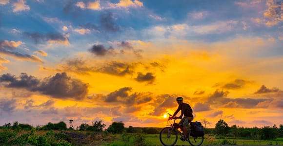 Lecce: tour en bicicleta eléctrica al atardecer con aperitivo típico en una masseria