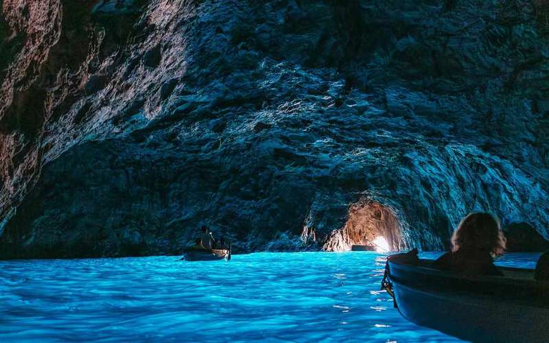 Sorrentóból: Capri hajókirándulás a Kék-barlang meglátogatásával