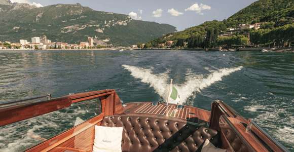 Lecco: Gemeinsame Bootstour bei Sonnenuntergang mit Prosecco-Aperitif