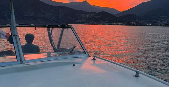 Aperitif bei Sonnenuntergang mit dem Boot auf dem Iseosee
