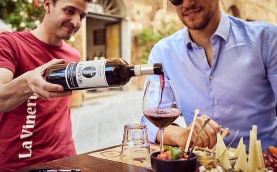 Ochutnávka toskánských vín v Cortoně na Piazza Signorelli