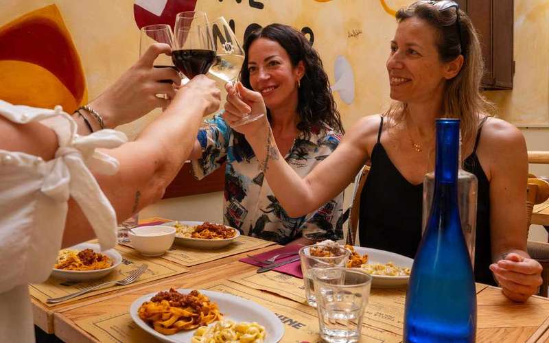 Bolognai hagyományos ételtúra: ragù, tigelle és tenerina