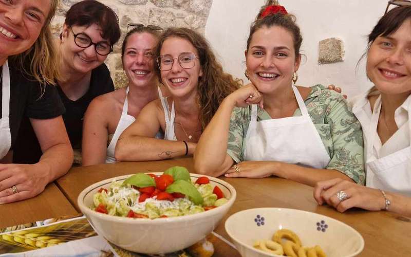 Tésztakészítő óra Polignano a Maréban orecchiette-val