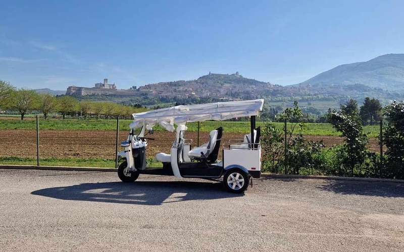 Assisi elektromos tuk-tuk-túra hangos idegenvezetéssel