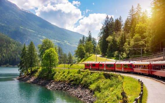 Vanuit Milaan: Dagtrip St Moritz & Alpen met de Bernina Rode Trein