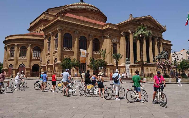 Palermo: Historic Center Guided Bike Tour with Food Tasting