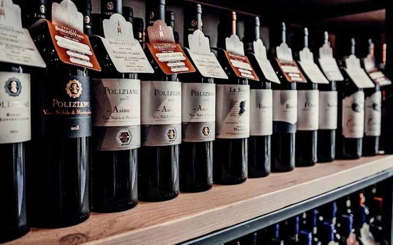 Bergamo Alta: Wine tasting with a platter of cold cuts in a wine bar in the town center